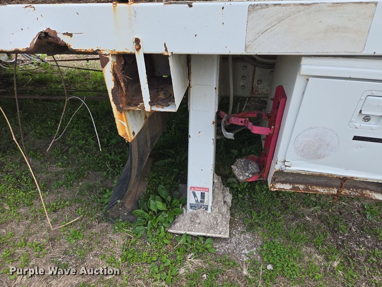 image for item EM7168 Reading H-15-D flatbed with crane