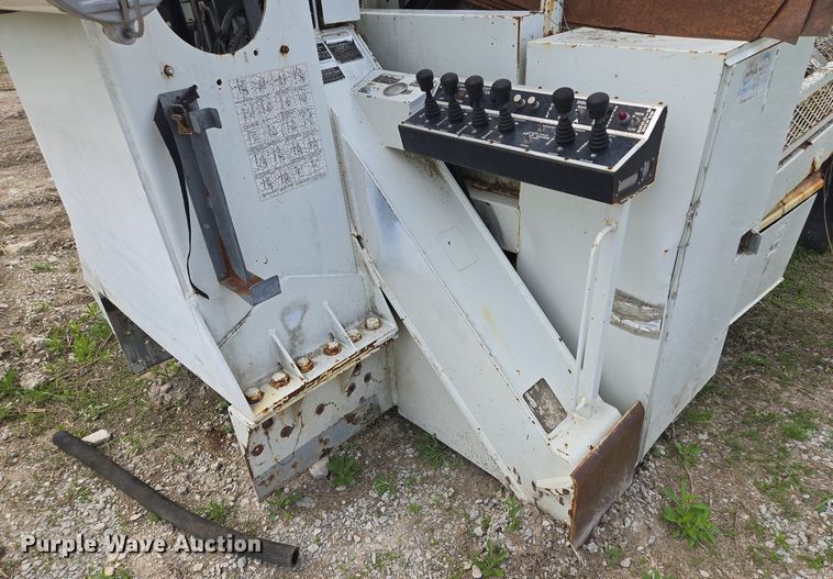 image for item EM7168 Reading H-15-D flatbed with crane