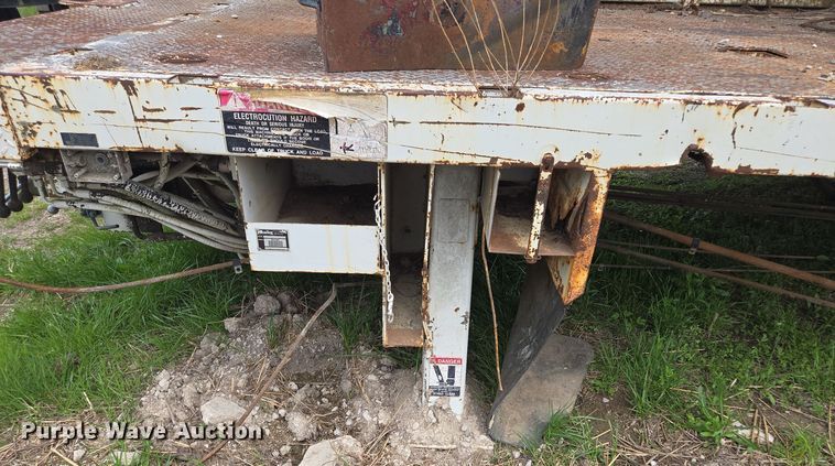 image for item EM7168 Reading H-15-D flatbed with crane