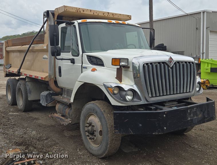 image for item EM7172 2009 International  7400 dump truck