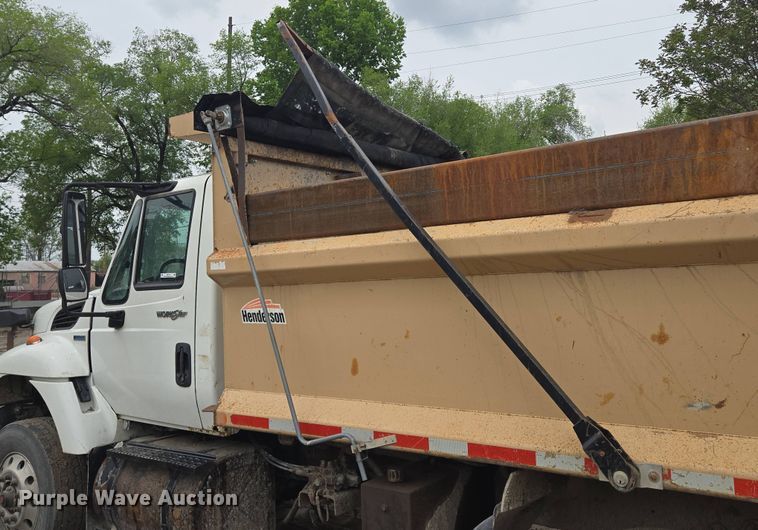 image for item EM7172 2009 International  7400 dump truck