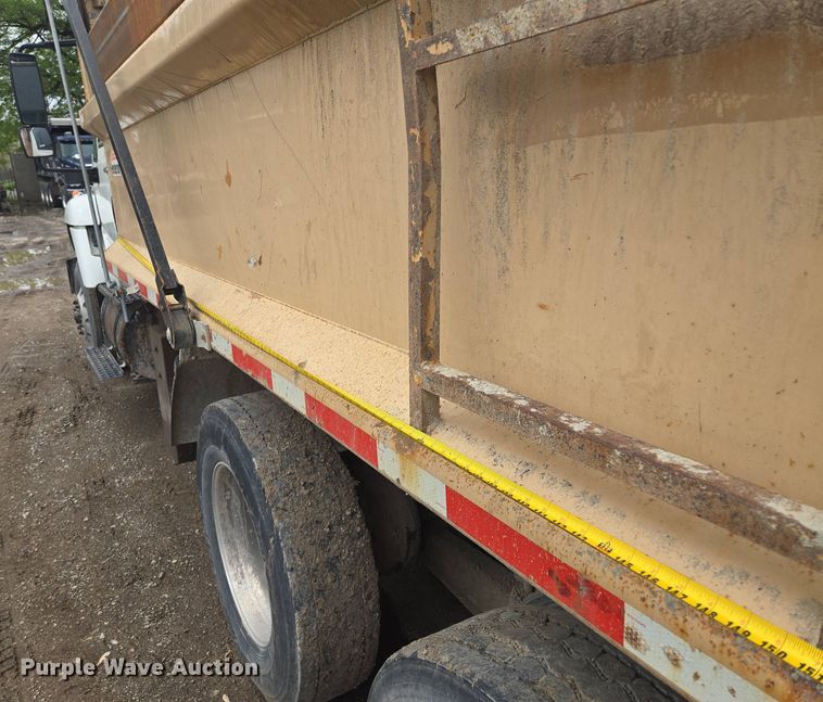 image for item EM7172 2009 International  7400 dump truck