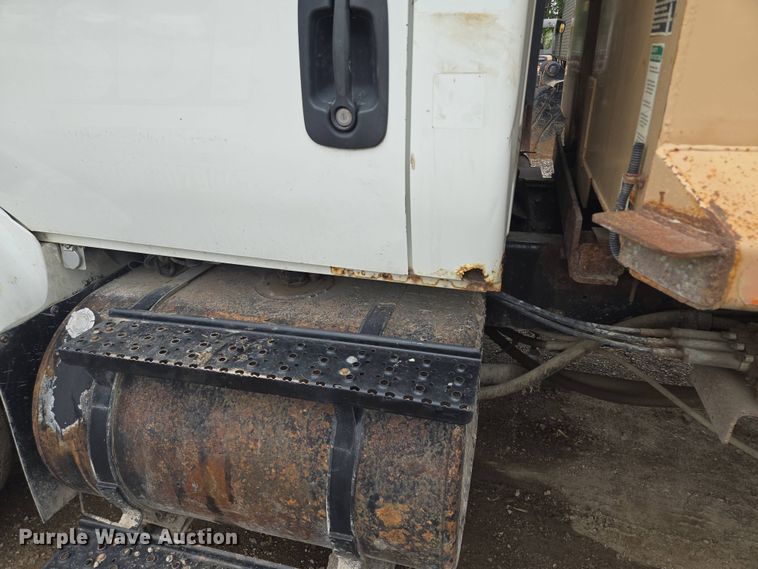 image for item EM7172 2009 International  7400 dump truck