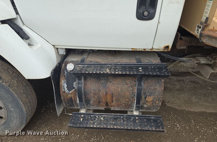 image for item EM7172 2009 International  7400 dump truck