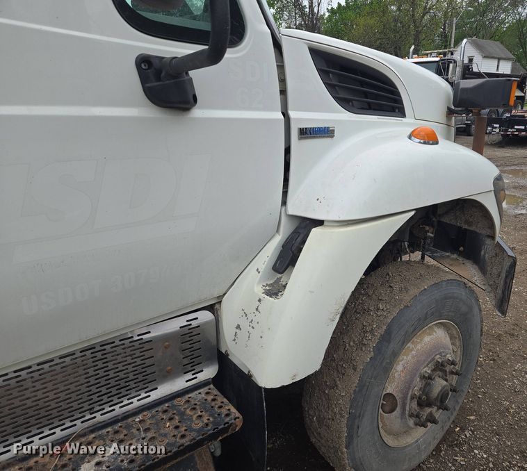 image for item EM7172 2009 International  7400 dump truck