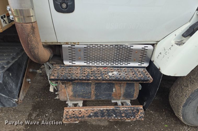 image for item EM7172 2009 International  7400 dump truck