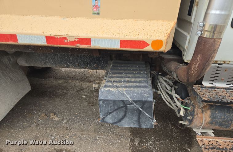 image for item EM7172 2009 International  7400 dump truck