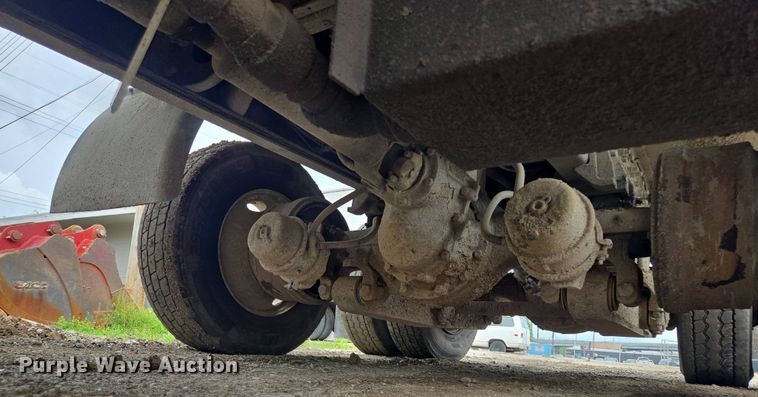 image for item EM7172 2009 International  7400 dump truck