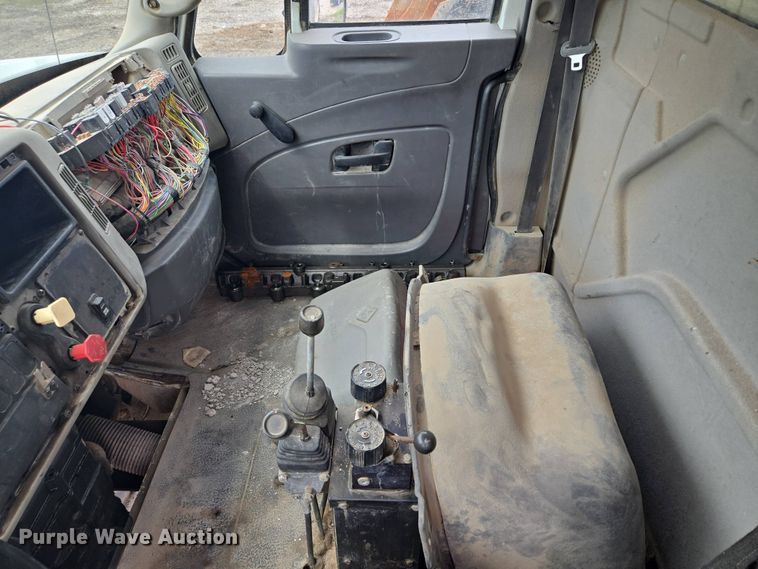 image for item EM7172 2009 International  7400 dump truck