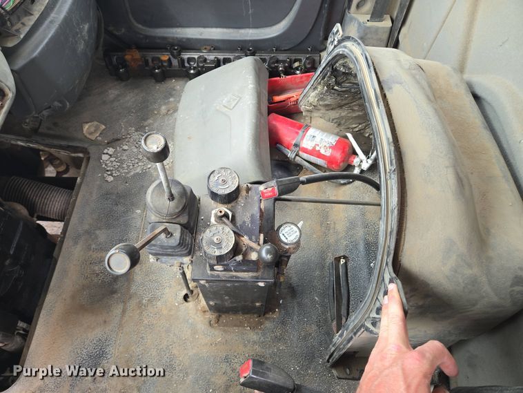 image for item EM7172 2009 International  7400 dump truck