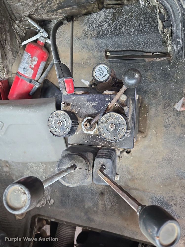 image for item EM7172 2009 International  7400 dump truck