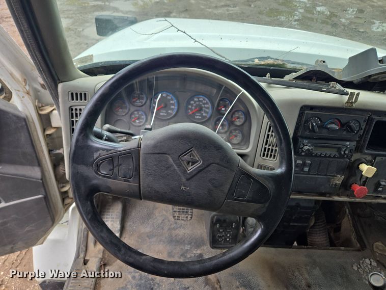 image for item EM7172 2009 International  7400 dump truck