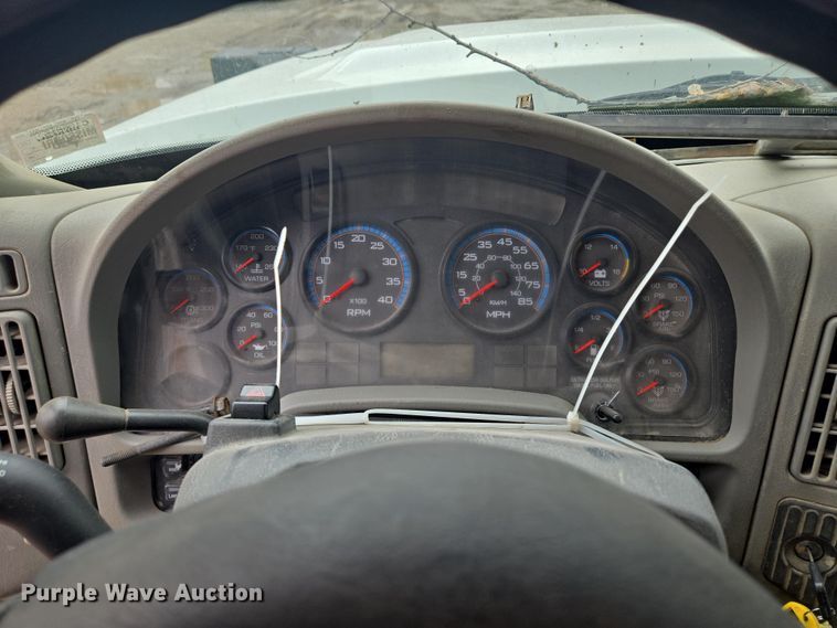 image for item EM7172 2009 International  7400 dump truck