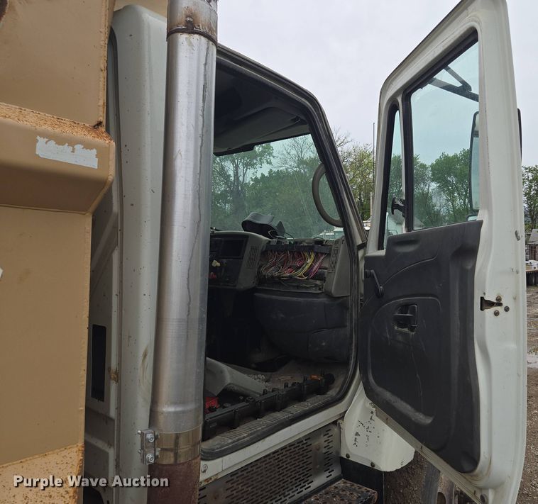 image for item EM7172 2009 International  7400 dump truck