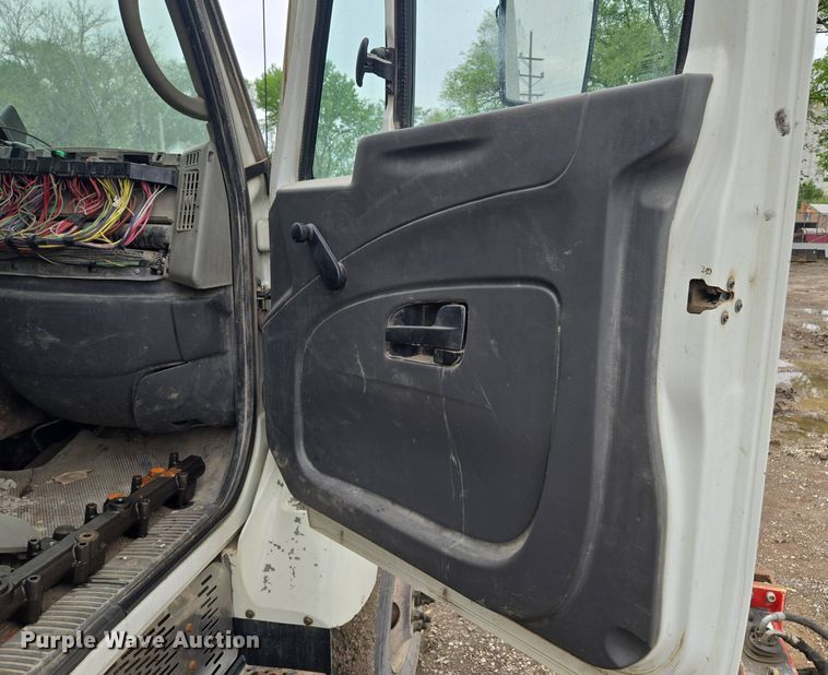 image for item EM7172 2009 International  7400 dump truck