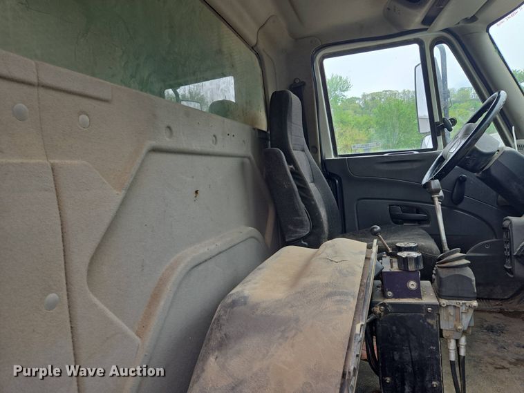 image for item EM7172 2009 International  7400 dump truck