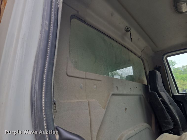 image for item EM7172 2009 International  7400 dump truck