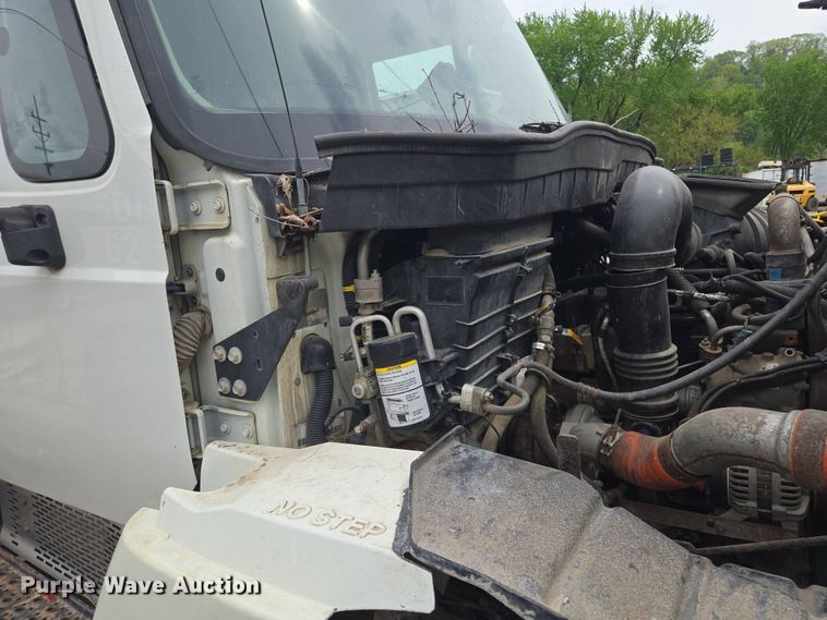 image for item EM7172 2009 International  7400 dump truck