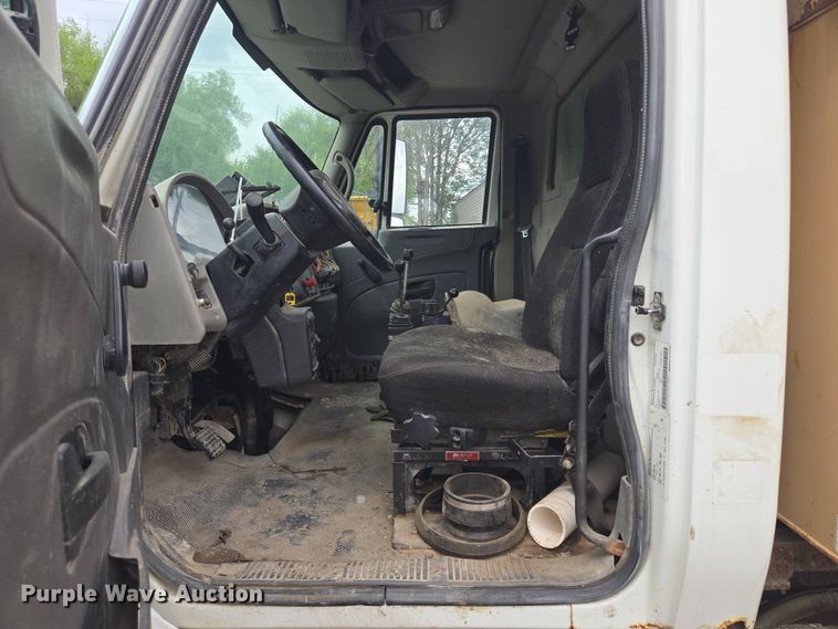 image for item EM7172 2009 International  7400 dump truck