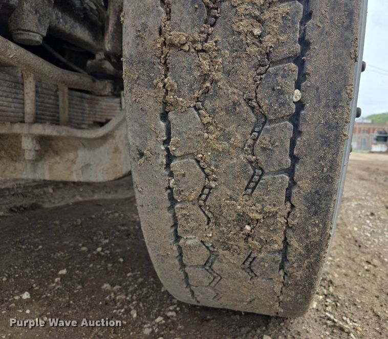 image for item EM7172 2009 International  7400 dump truck