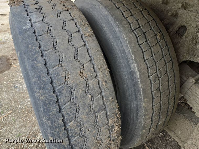 image for item EM7172 2009 International  7400 dump truck