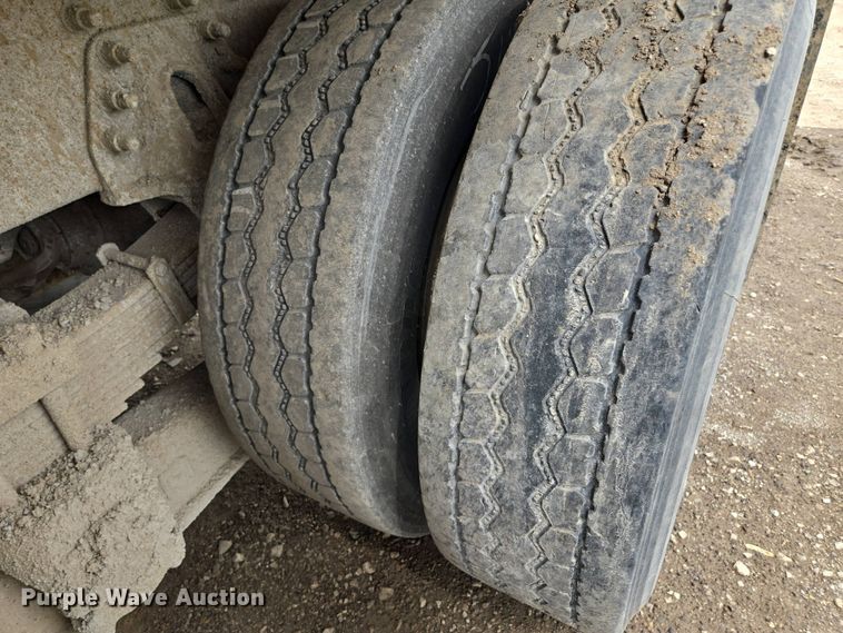 image for item EM7172 2009 International  7400 dump truck