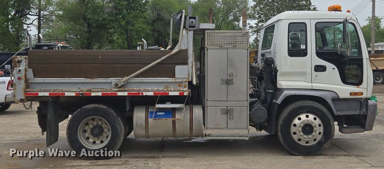 image for item EM7173 2004 GMC  T7500 dump truck