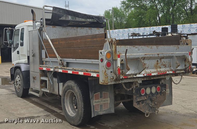 image for item EM7173 2004 GMC  T7500 dump truck