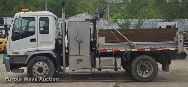 image for item EM7173 2004 GMC  T7500 dump truck