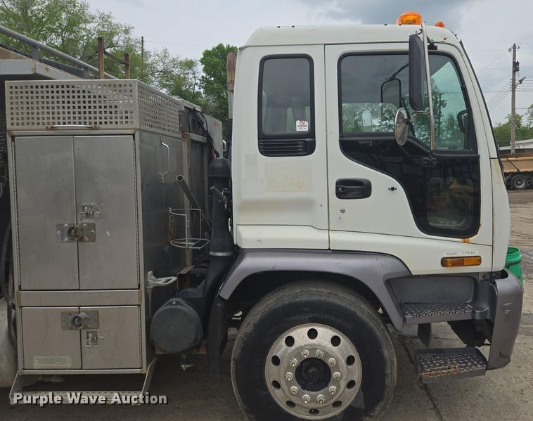 image for item EM7173 2004 GMC  T7500 dump truck