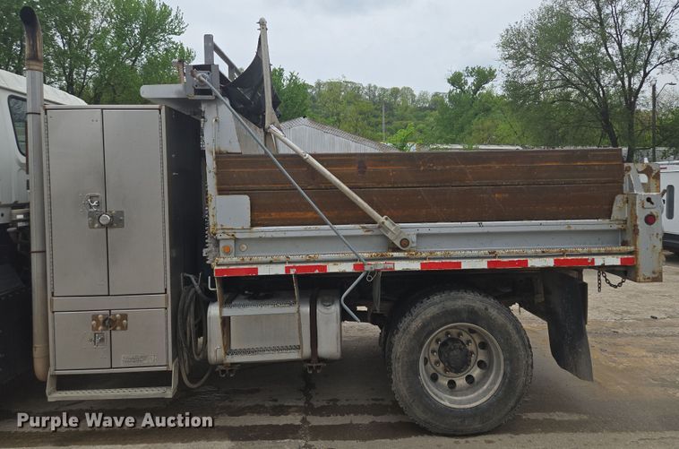 image for item EM7173 2004 GMC  T7500 dump truck