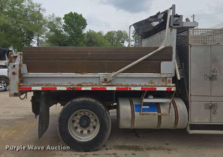 image for item EM7173 2004 GMC  T7500 dump truck