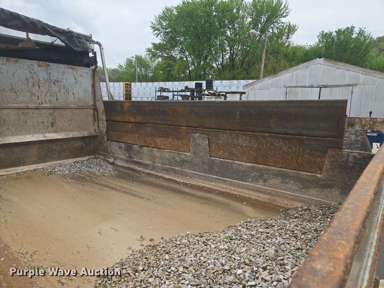 image for item EM7173 2004 GMC  T7500 dump truck