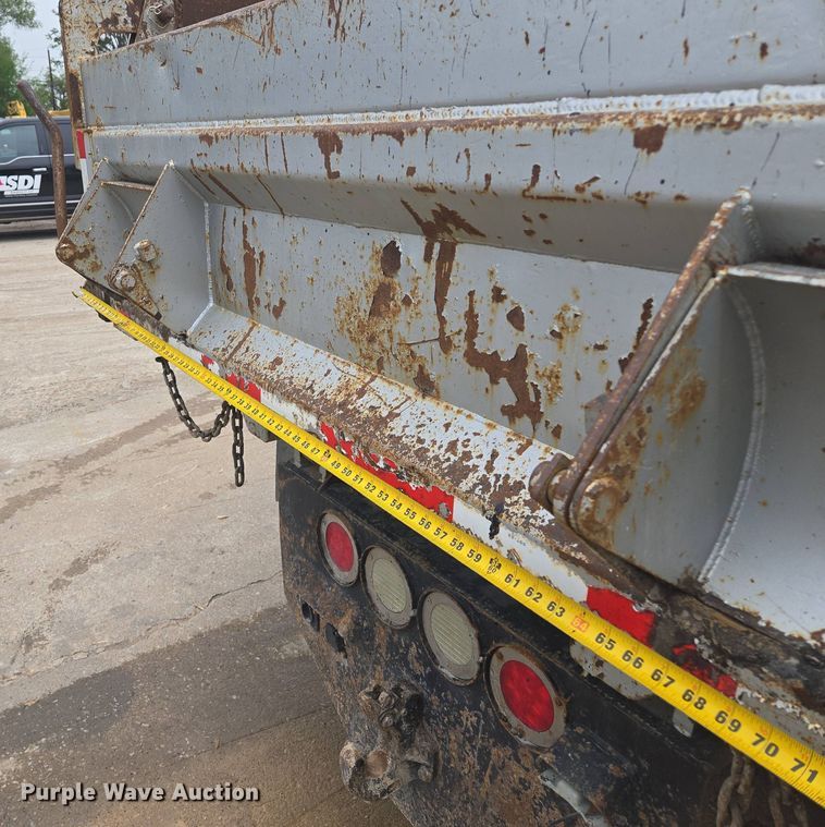 image for item EM7173 2004 GMC  T7500 dump truck