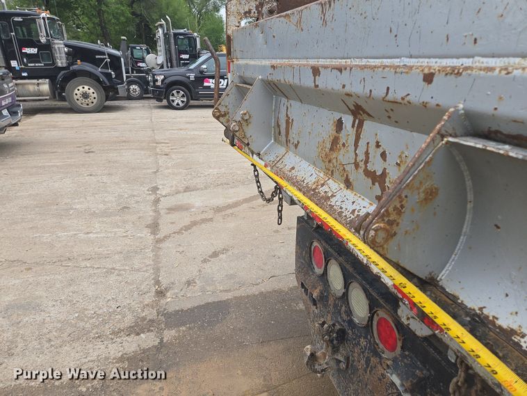 image for item EM7173 2004 GMC  T7500 dump truck