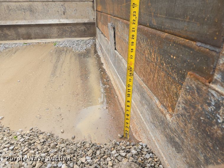 image for item EM7173 2004 GMC  T7500 dump truck