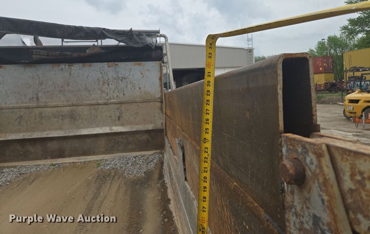 image for item EM7173 2004 GMC  T7500 dump truck