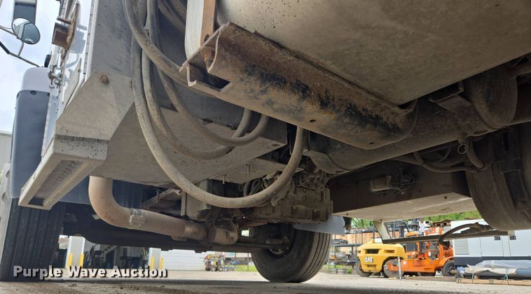 image for item EM7173 2004 GMC  T7500 dump truck