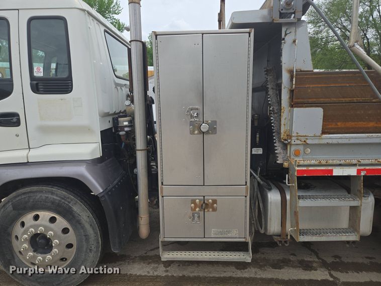 image for item EM7173 2004 GMC  T7500 dump truck