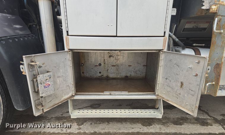 image for item EM7173 2004 GMC  T7500 dump truck