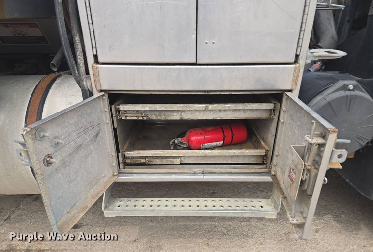 image for item EM7173 2004 GMC  T7500 dump truck