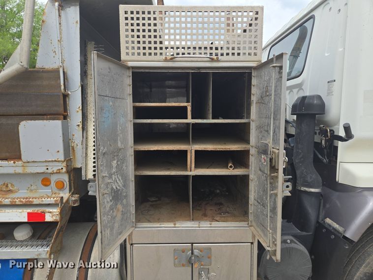 image for item EM7173 2004 GMC  T7500 dump truck