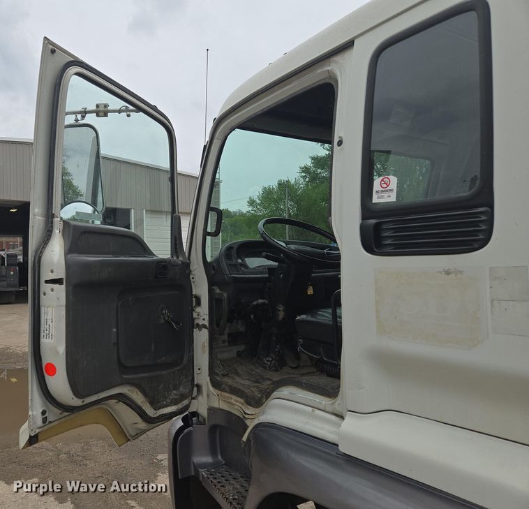 image for item EM7173 2004 GMC  T7500 dump truck