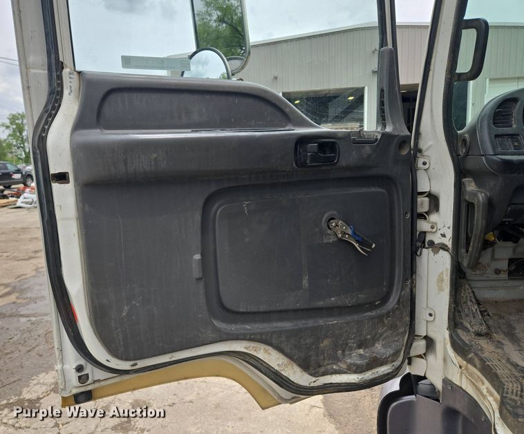 image for item EM7173 2004 GMC  T7500 dump truck