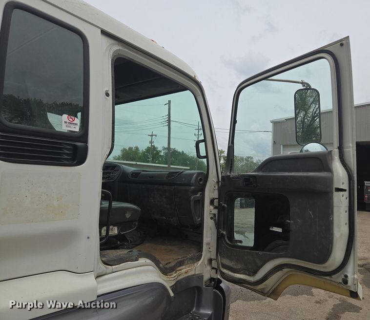 image for item EM7173 2004 GMC  T7500 dump truck