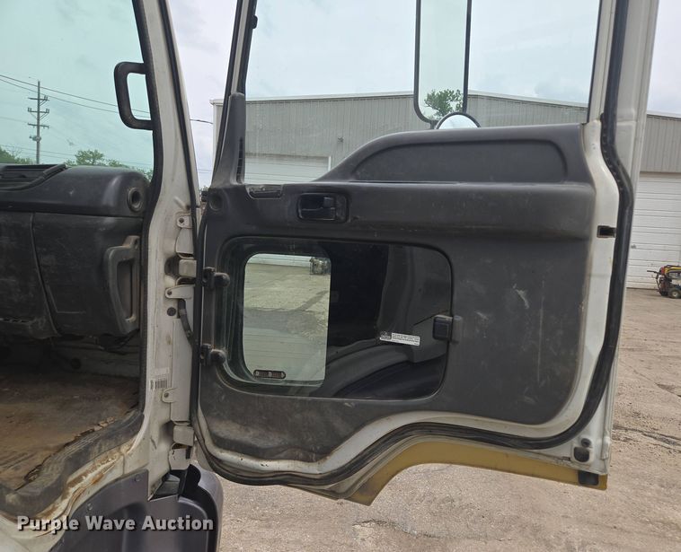 image for item EM7173 2004 GMC  T7500 dump truck