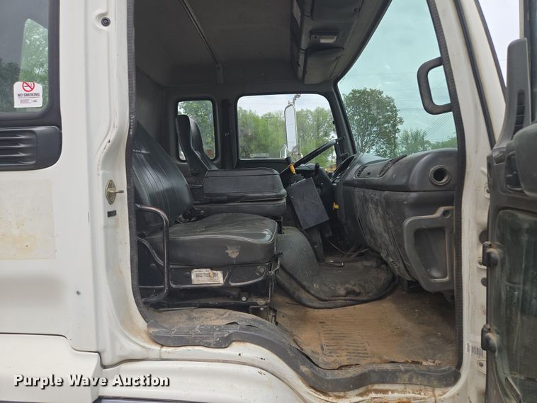 image for item EM7173 2004 GMC  T7500 dump truck