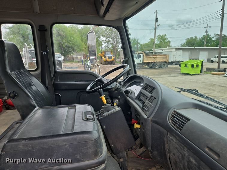 image for item EM7173 2004 GMC  T7500 dump truck