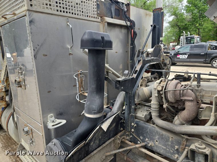 image for item EM7173 2004 GMC  T7500 dump truck