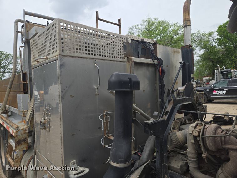 image for item EM7173 2004 GMC  T7500 dump truck